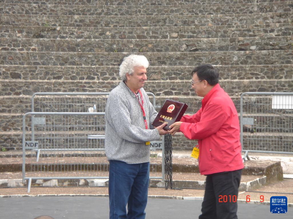 這是2010年帕特里克·索米耶（圖左）獲頒北京市人民政府授予的“長城友誼獎”時的資料照片。新華社發(fā)（受訪對象供圖）