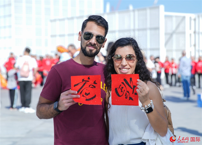 游客展示“福”字。人民網(wǎng) 塔里克·易卜拉欣攝