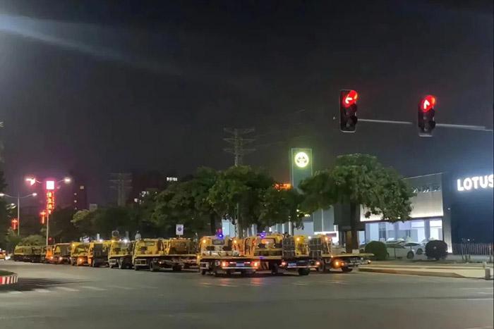 有多輛拖車出現(xiàn)在東莞寮步汽車城門口。視頻截圖