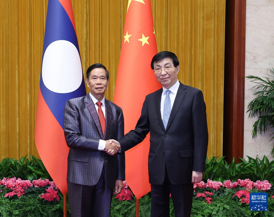 1月22日，中共中央政治局常委、全國政協(xié)主席王滬寧在北京會見老撾人民革命黨中央政治局委員、建國陣線中央委員會主席辛拉馮。新華社記者 王曄 攝