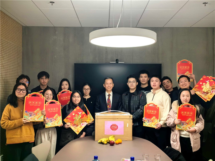 中國駐瑞典大使崔愛民看望慰問瑞典隆德大學(xué)中國留學(xué)生。中國駐瑞典大使館供圖