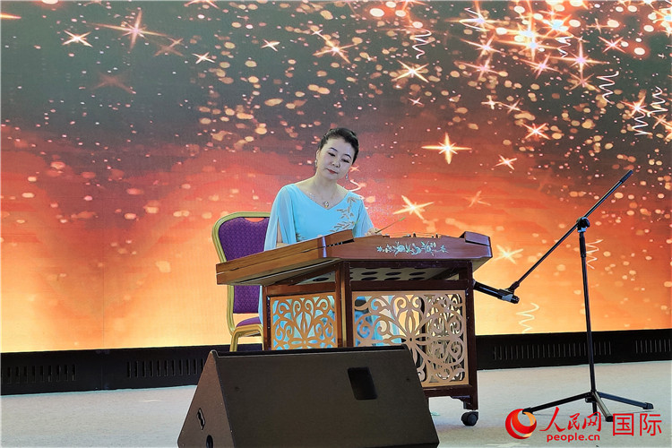 揚(yáng)琴演奏家劉艮演奏《夢(mèng)中的婚禮》。人民網(wǎng)記者 于宏建攝