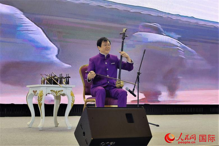 二胡演奏家、國家一級(jí)演員王之輝演奏《新春樂》。人民網(wǎng)記者 于宏建攝