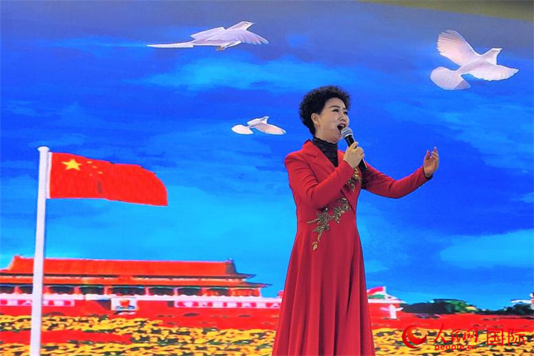 女高音歌唱家、國家一級(jí)演員江如虹演唱《我愛你中國》。人民網(wǎng)記者 于宏建攝