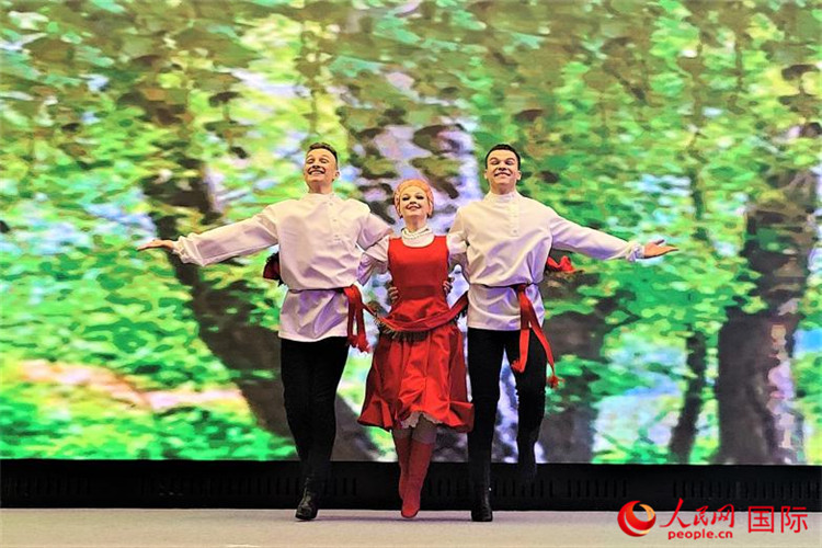 來自莫斯科州藝術(shù)學(xué)院舞蹈團(tuán)的演員表演舞蹈《三套車》。人民網(wǎng)記者 于宏建攝