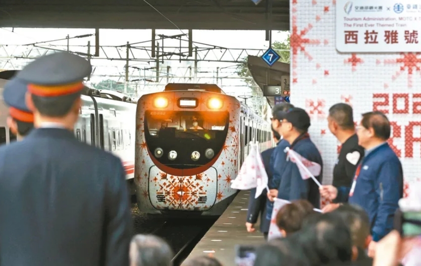 圖為彩繪列車“SIRAYA西拉雅號”。圖片來源：臺灣《聯(lián)合報》侯永全攝