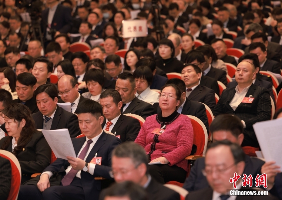 1月23日，安徽省第十四屆人民代表大會第二次會議在合肥開幕。圖為代表委員認真聽取政府工作報告。