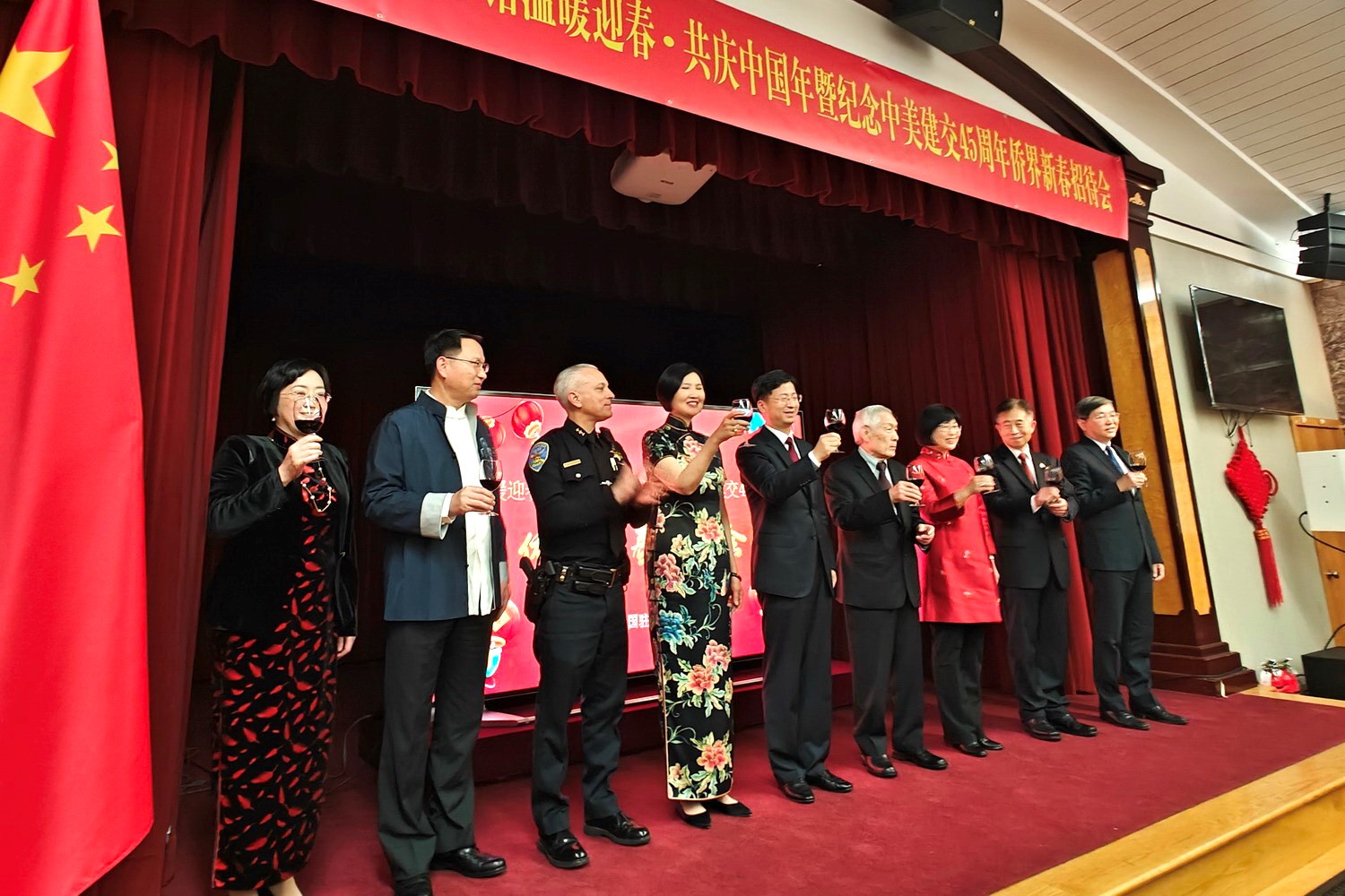 僑胞代表與駐舊金山總領(lǐng)館官員合影。主辦方供圖