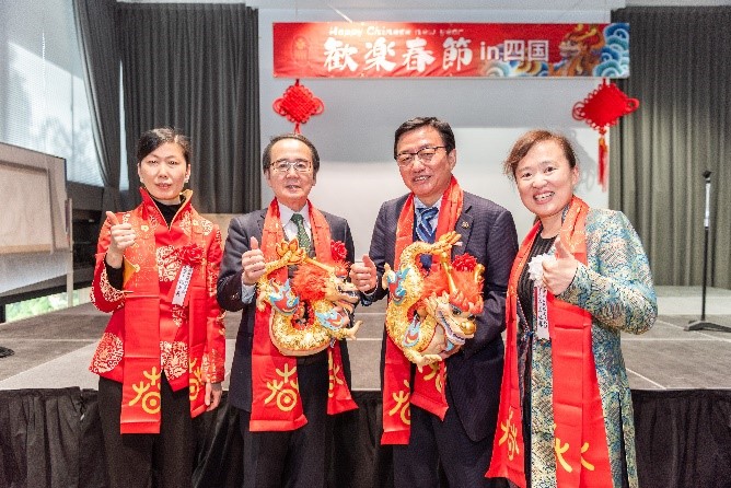 向池田知事、大西市長贈送“歡樂春節(jié)“吉祥龍。從左到右為魏有美副總領事、池田豊人知事、大西秀人市長、馬曉琛主任。中國駐大阪旅游辦事處供圖