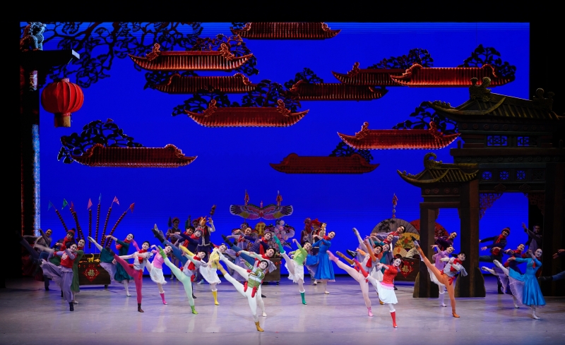 1月26日晚，中央芭蕾舞團(tuán)賀歲芭蕾舞劇《過年》作為開幕演出，亮相阿布扎比國際藝術(shù)節(jié)，圖為劇照。中央芭蕾舞團(tuán)供圖