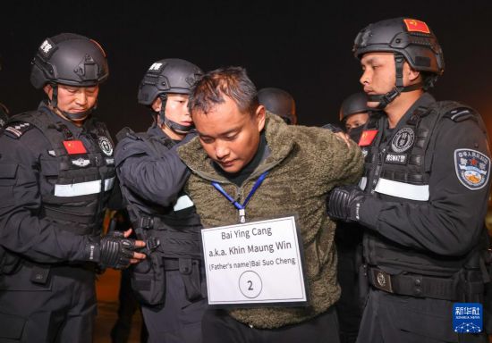 1月30日，在緬甸內(nèi)比都國際機(jī)場，緬甸警方依法向我公安機(jī)關(guān)移交緬北重大犯罪嫌疑人白應(yīng)蒼。新華社記者 殷剛 攝