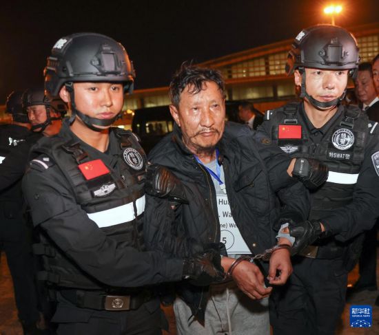 1月30日，在緬甸內(nèi)比都國際機(jī)場，緬甸警方依法向我公安機(jī)關(guān)移交緬北重大犯罪嫌疑人魏懷仁。新華社記者 殷剛 攝