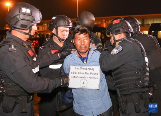 1月30日，在緬甸內(nèi)比都國際機(jī)場，緬甸警方依法向我公安機(jī)關(guān)移交緬北重大犯罪嫌疑人劉正祥。新華社記者 殷剛 攝