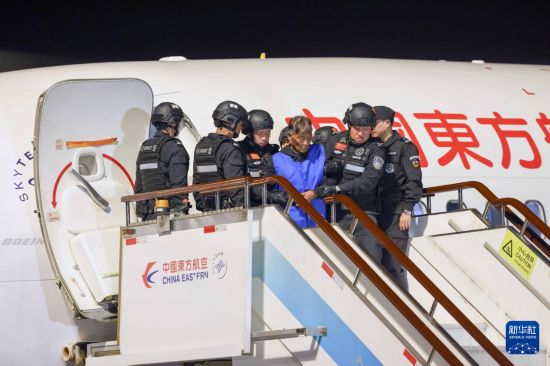 1月30日，在云南昆明長水機(jī)場，緬北重大犯罪嫌疑人白所成被我公安機(jī)關(guān)成功押解回國。新華社記者 殷剛 攝