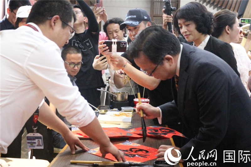 中國駐菲律賓大使黃溪連出席活動(dòng)并與留菲學(xué)子共迎新春。人民網(wǎng)記者樊帆 攝
