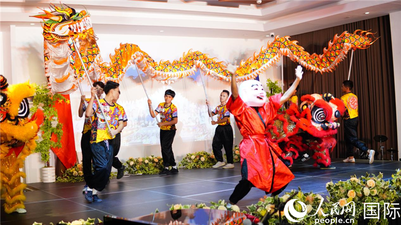 在菲留學(xué)生通過舞龍舞獅表演呈現(xiàn)中華優(yōu)秀傳統(tǒng)文化魅力。人民網(wǎng)記者樊帆 攝