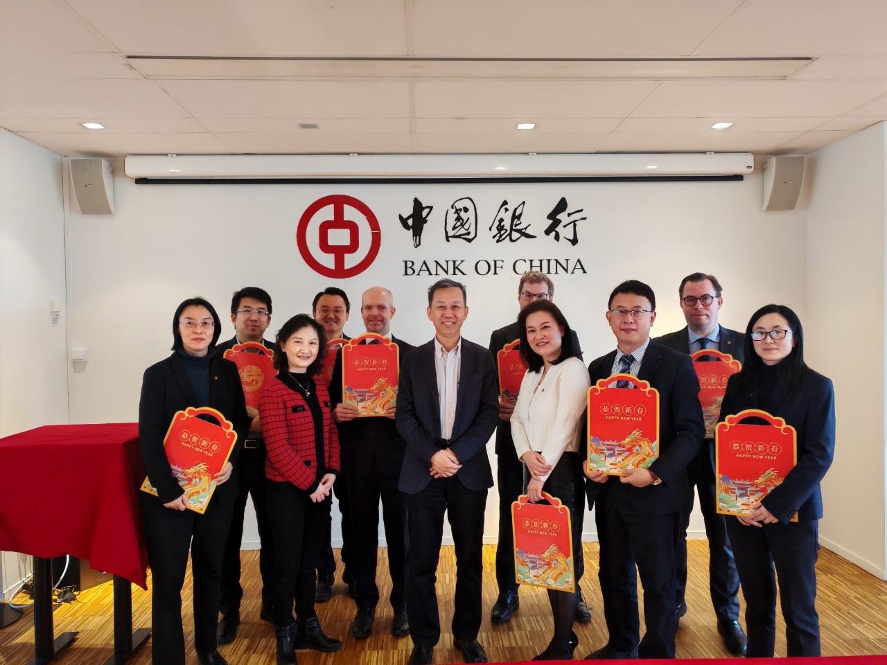 中國駐瑞典大使崔愛民（左六）與中國銀行（歐洲）有限公司斯德哥爾摩分行中外員工合影。中國駐瑞典大使館供圖