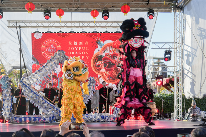 中國(guó)駐希臘大使館大使肖軍正與希方嘉賓為舞龍點(diǎn)睛。     希臘小朋友進(jìn)行舞龍舞獅表演。《中希時(shí)報(bào)》供圖