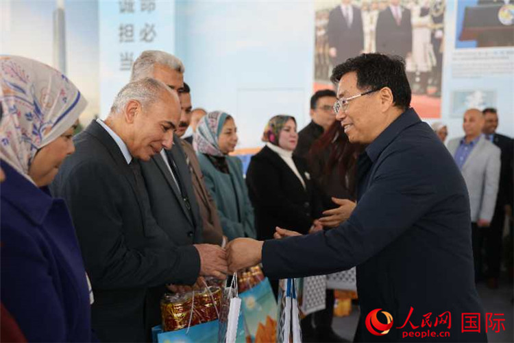 中建埃及分公司董事長常偉才為埃及師生發(fā)放新年禮包。人民網(wǎng)記者 黃培昭攝