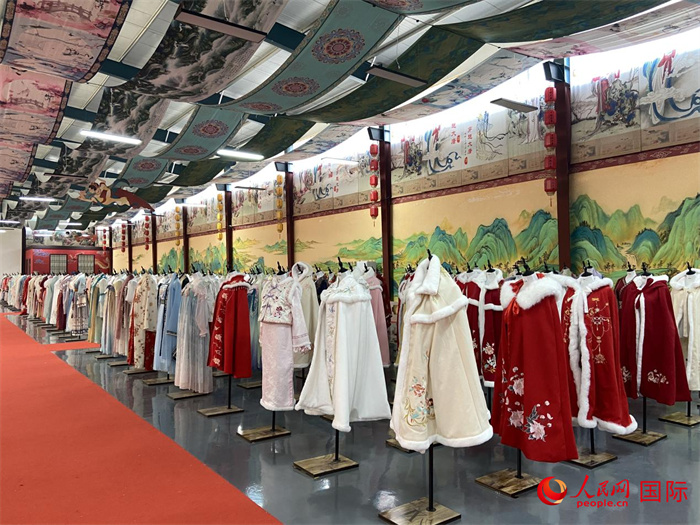 1月24日，在山東省菏澤市曹縣大集鎮(zhèn)穿越大唐漢服云倉直播基地展廳里擺放的漢服。 人民網(wǎng) 周琳佳攝
