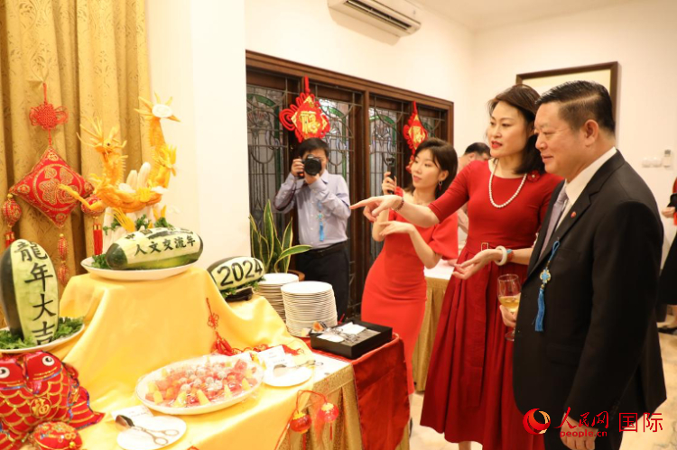 中國駐東盟大使侯艷琪（右二）同東盟秘書長高金洪（右一）欣賞食雕。人民網(wǎng)記者 曹師韻攝