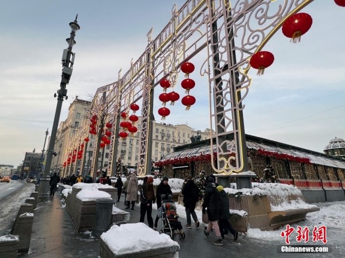 當?shù)貢r間2月9日，中國農(nóng)歷新年慶祝活動啟動儀式在莫斯科市中心的卡梅爾格爾斯基巷舉行。圖為特維爾大街裝飾的中國大紅燈籠。<a target='_blank' href='/'><p  align=