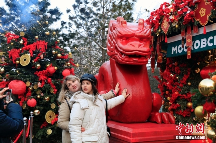 當?shù)貢r間2月9日，中國農(nóng)歷新年慶祝活動啟動儀式在莫斯科市中心的卡梅爾格爾斯基巷舉行。中國駐俄大使張漢暉，俄羅斯外交部發(fā)言人扎哈羅娃，以及俄羅斯文化部和莫斯科市政府官員出席。慶?；顒訉⒊掷m(xù)至18日。圖為當?shù)孛癖娫谔鼐S爾廣場與龍雕塑合影。