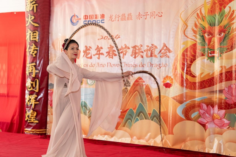 巴西藝術(shù)家表演中國(guó)舞。里約天主教大學(xué)孔子學(xué)院供圖