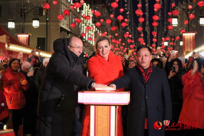 張漢暉、扎哈羅娃、科茲洛夫（從右至左）共同按下活動啟動按鈕。于子恒攝