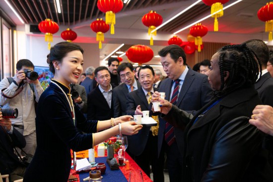 2月2日，人們?cè)谖挥谝獯罄_馬的聯(lián)合國(guó)糧農(nóng)組織總部體驗(yàn)中國(guó)茶藝。新華社記者李京攝