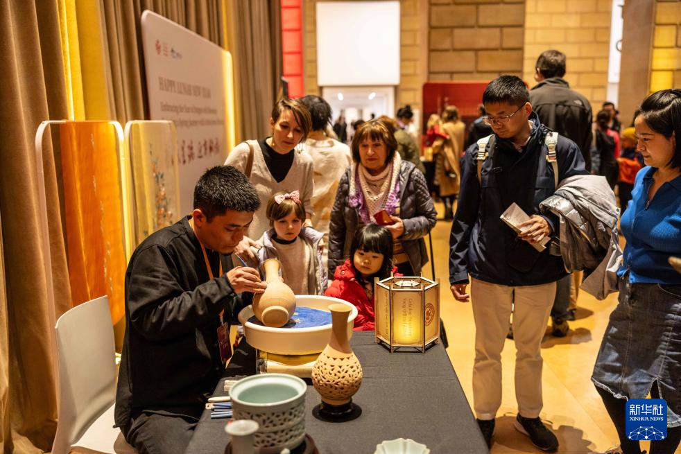 2月11日，參觀者在美國費(fèi)城藝術(shù)博物館舉行的龍年迎新春活動上觀看瓷器制作。新華社發(fā)（周煥新攝）