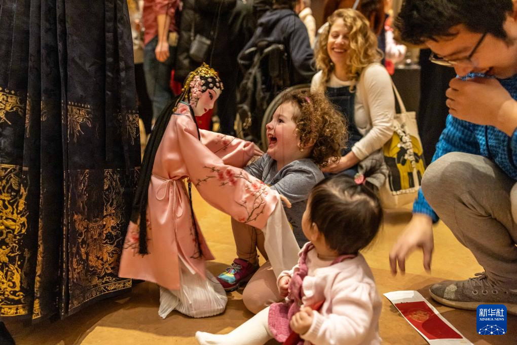 2月11日，孩子們在美國費(fèi)城藝術(shù)博物館舉行的龍年迎新春活動上體驗?zāi)九紤?。新華社發(fā)（周煥新攝）