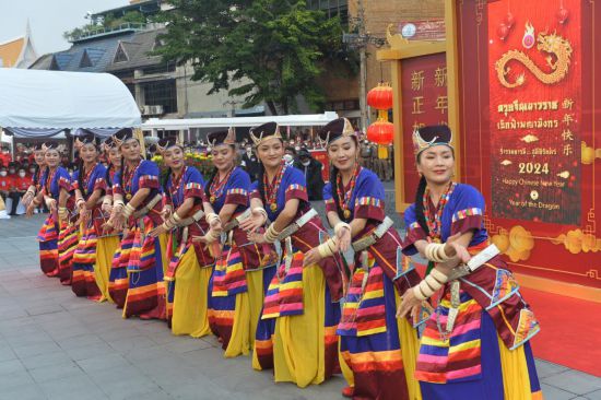 2月10日，演員在泰國(guó)曼谷唐人街舉行的“歡樂(lè)春節(jié)”活動(dòng)上跳舞。當(dāng)日，泰國(guó)“歡樂(lè)春節(jié)”文化活動(dòng)在曼谷唐人街舉辦。（新華社發(fā)，拉亨攝）