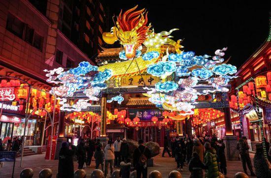 2月11日，游客在沈陽(yáng)中街游覽。春節(jié)期間，各地?zé)艋痂?、火?shù)銀花，呈現(xiàn)出一幕幕流光溢彩的視覺(jué)盛宴。（新華社記者潘昱龍攝）