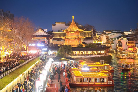 2月14日，游客在南京夫子廟景區(qū)賞燈游玩。（新華社發(fā)，蘇陽(yáng)攝）
