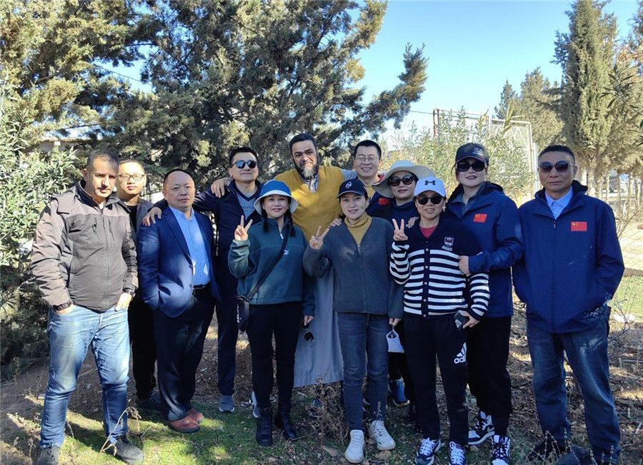 中國醫(yī)生們與穆罕默德一家人合影留念。中國第28批援阿爾及利亞醫(yī)療隊塞地夫分隊供圖