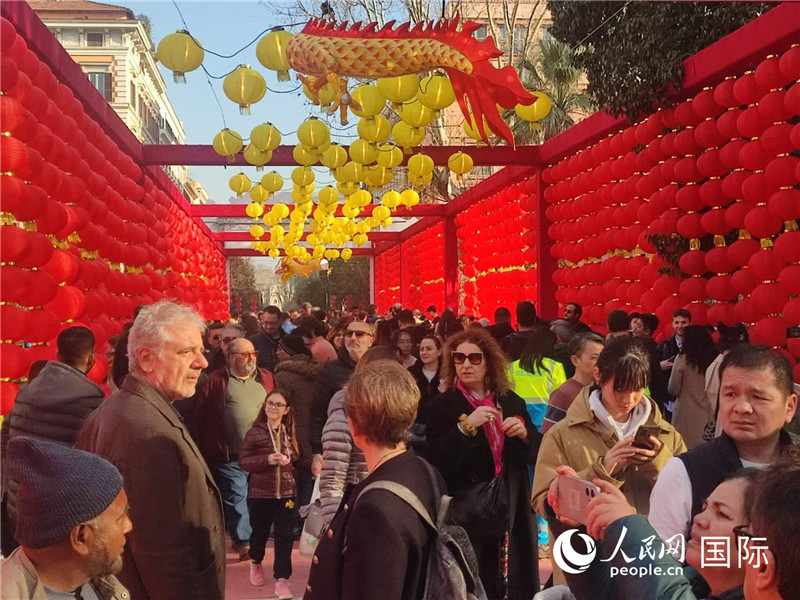 游園會(huì)入口處張燈結(jié)彩，人流如織。人民網(wǎng)記者鄭彬攝
