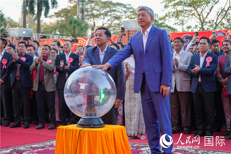 敏昂萊主席和陳海大使在中方援建和改造升級(jí)的仰光杜溫納國家體育館前共同按亮水晶球，啟動(dòng)“錦繡唐人街”新春慶典-人民網(wǎng)記者謝佳君攝