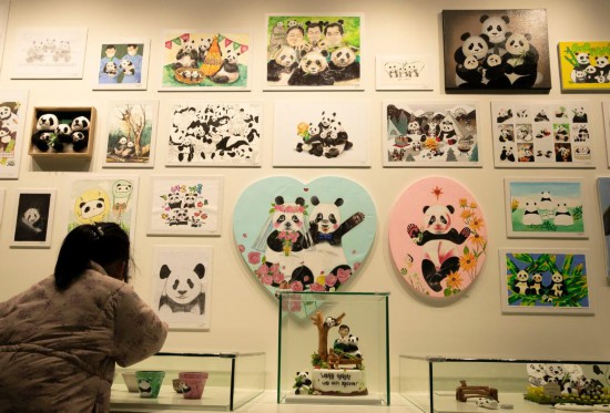 2月20日，一位小朋友在看“福寶”家族的創(chuàng)意作品。新華社記者姚琪琳攝