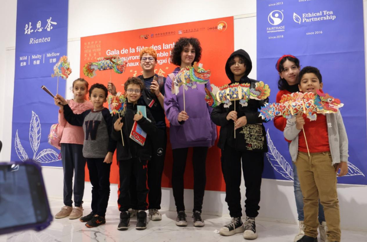 孩子們拿著元宵彩燈合影。拉巴特中國(guó)文化中心供圖