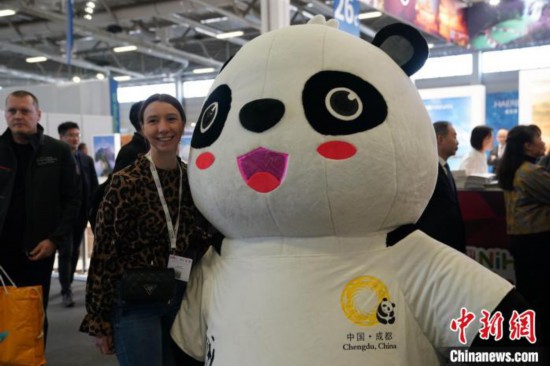 3月5日，2024年柏林國際旅游交易會(ITB)在柏林會展中心拉開帷幕。以“你好！中國”為主題的中國展區(qū)當(dāng)日亮相展會。圖為觀眾與大熊貓人偶合影。中新社記者 馬秀秀 攝