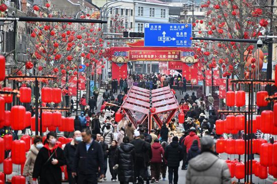 2024年2月18日，游客在2024年青島蘿卜·元宵·糖球會(huì)上消費(fèi)、游玩。新華社記者李紫恒攝