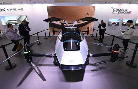 2023年12月1日，在鏈博會(huì)智能汽車鏈展區(qū)小鵬汽車展臺(tái)，參觀者觀看一臺(tái)智能飛行器。新華社記者蔡湘鑫攝