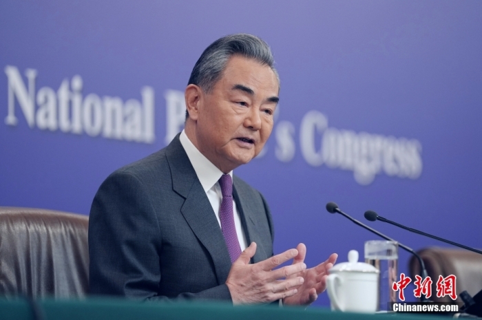 3月7日，十四屆全國人大二次會議在北京舉行記者會，中共中央政治局委員、外交部長王毅就中國外交政策和對外關(guān)系相關(guān)問題回答中外記者提問。<a target='_blank' href='/'><p  align=