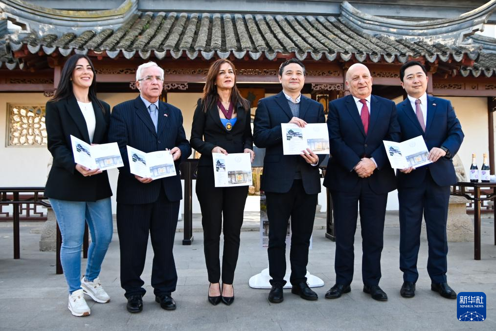 3月6日，嘉賓出席在馬耳他桑塔露琪亞市舉行的中國生肖郵票發(fā)行儀式。新華社發(fā)（喬納森·博格攝）