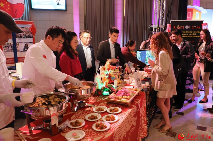 使館工作人員詳細(xì)為現(xiàn)場(chǎng)美食家和來賓講解菜品色香味特點(diǎn)、原料特色、烹制手法及其中蘊(yùn)含的中華美食文化。人民網(wǎng)記者 李志偉攝