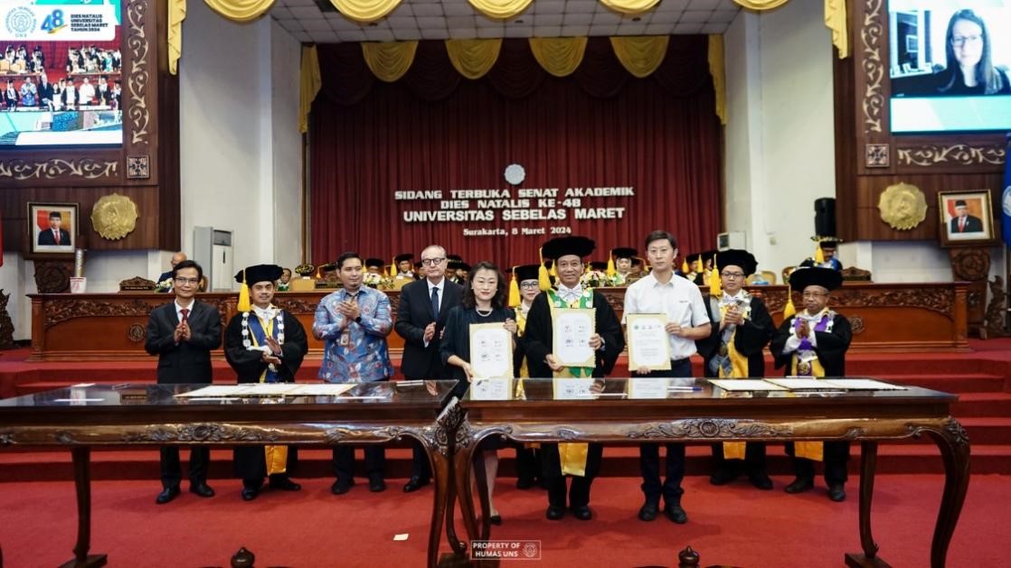 西華大學(xué)、三一一大學(xué)、印尼鋰源新材料有限公司、四川鋰源新能源有限公司四方共同簽署國際合作協(xié)議。印尼三一一大學(xué)孔子學(xué)院供圖