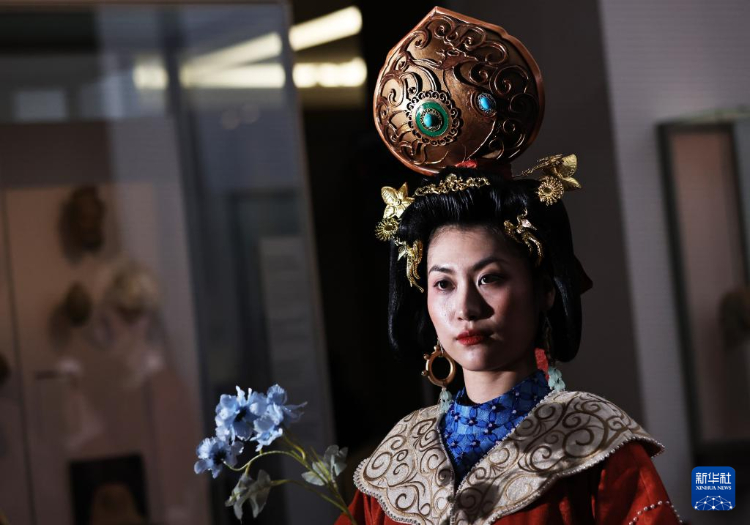 3月13日，在位于法國(guó)巴黎的吉美國(guó)立亞洲藝術(shù)博物館，模特展示敦煌復(fù)原服飾。新華社記者 高靜 攝