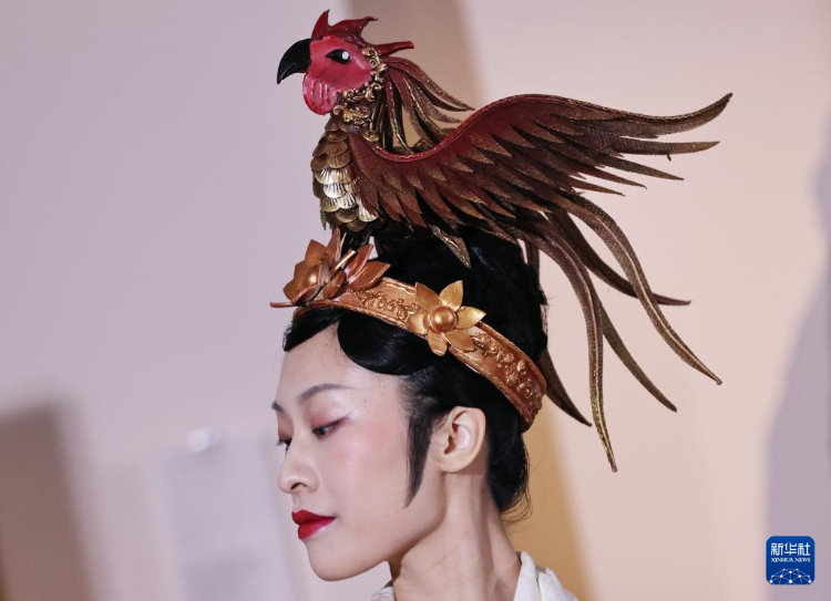 3月13日，在位于法國(guó)巴黎的吉美國(guó)立亞洲藝術(shù)博物館，模特展示敦煌復(fù)原服飾。新華社記者 高靜 攝