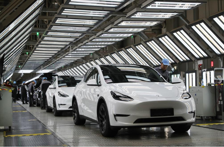 2023年12月22日，在特斯拉上海超級工廠內(nèi)，工人在對出廠前的車輛進(jìn)行漆面及門窗檢測。新華社記者 方喆 攝